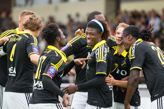 s Mohamed Bangura jublar tillammans med sina lagkamrater