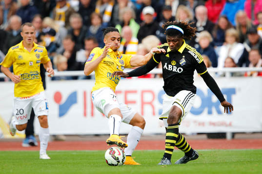 s Mohamed Bangura i kamp om bollen
