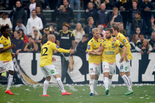 Falkenbergs David Svensson jublar