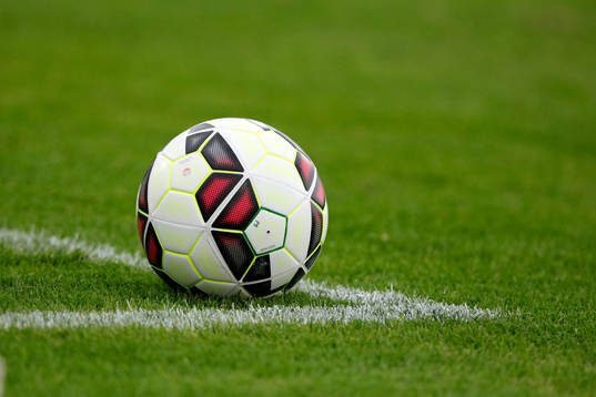 En fotboll ligger på gräset