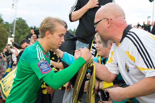 s Målvakt Patrik Carlgren jublar tillammans med supportrar