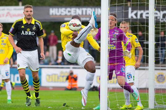 Falkenbergs Hakeem Araba gör en räddning