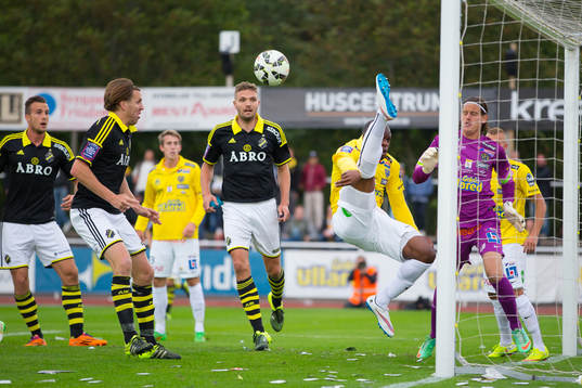 Falkenbergs Hakeem Araba gör en räddning