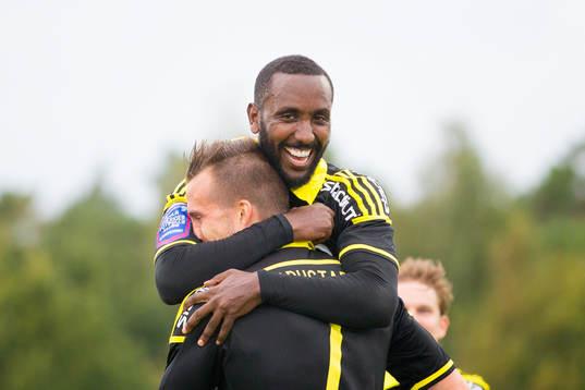 s Henok Goitom och Fredrik Brustad jublar