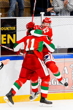 Moras Alexander Hilmerson och Moras Erik Flood jublar