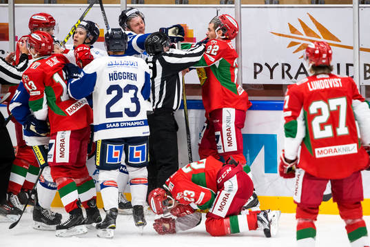 Moras Daniel Hermansson och Karlskogas Christoffer Ehn i en