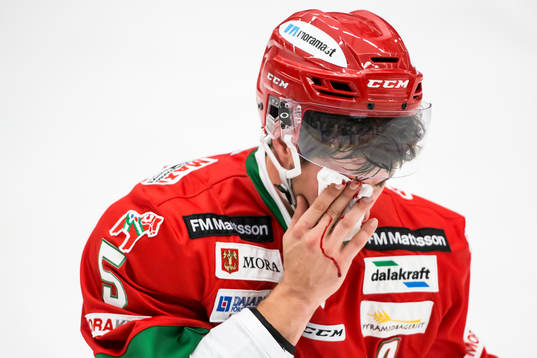 Moras Christoffer Björklund skadas av en skridsko i