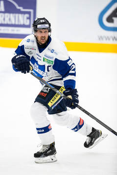 Karlskogas Martin Thelander i ishockeymatchen i