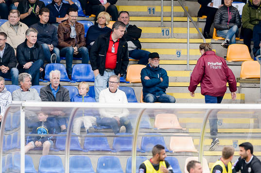 Utsiktens tränare Janne Carlsson blir uppvisad på