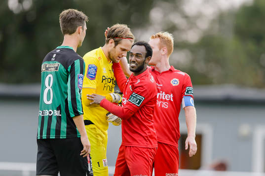 Utsiktens målvakt Axel Wibrån omfamnas