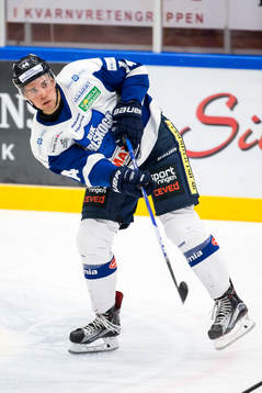 Karlskogas Henrik Björklund i ishockeymatchen i