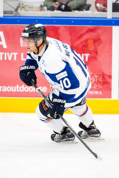 Karlskogas Marcus Nilsson i ishockeymatchen i