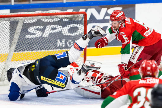 Moras Christoffer Björklund träffas av Karlskogas Erik
