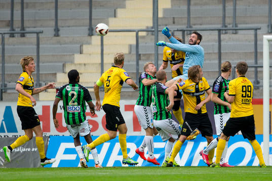 GAIS målvakt Tommi Vaiho boxar bort ett inlägg