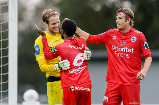 Utsiktens målvakt Axel Wibrån omfamnas