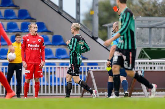 Utsiktens Jesper Westermark får rött kort av domare