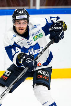 Karlskogas Oskar Carlsson i ishockeymatchen i