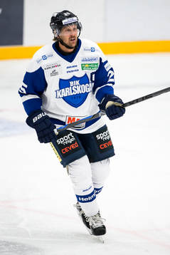 Karlskogas Martin Thelander i ishockeymatchen i
