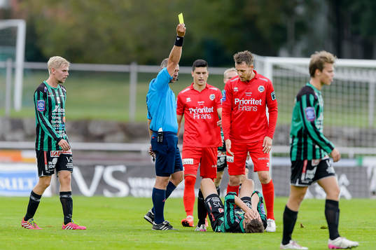 Utsiktens Anders Mogren får gult kort av Domare Robert