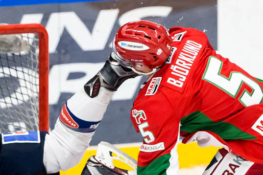 Moras Christoffer Björklund träffas av Karlskogas Erik