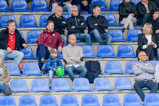 Utsiktens tränare Janne Carlsson är uppvisad på läktaren