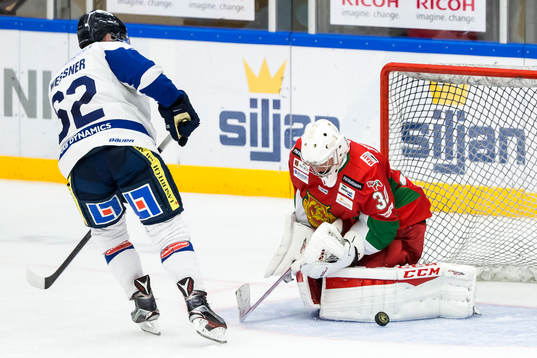 Moras målvakt Jacob Johansson räddar Karlskogas Daniel