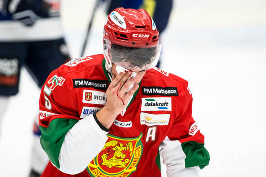 Moras Christoffer Björklund skadas av en skridsko i