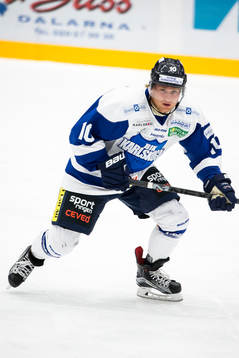 Karlskogas Marcus Nilsson i ishockeymatchen i