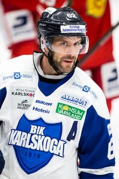 Karlskogas Daniel Wessner i ishockeymatchen i