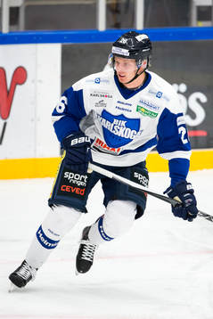 Karlskogas Christoffer Ehn i ishockeymatchen i