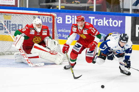 Moras Patrik Eklund och Karlskogas Carl Berglund jagar