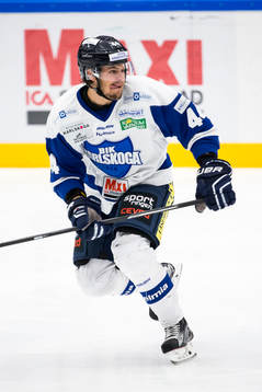 Karlskogas Oskar Carlsson i ishockeymatchen i