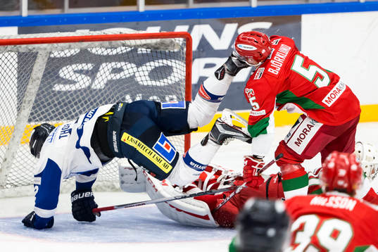 Moras Christoffer Björklund träffas av Karlskogas Erik