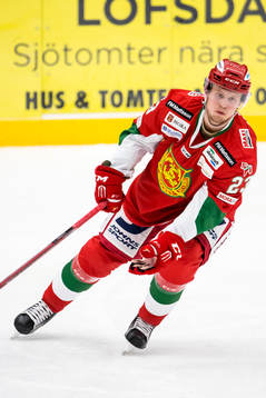 Karlskogas Fredrik Höggren i ishockeymatchen i