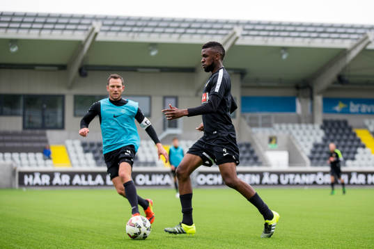 Häckens nyförvärv Tefu Mashamaite pressad av Martin
