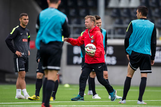 Häckens tränare Peter Gerhardsson instruerar
