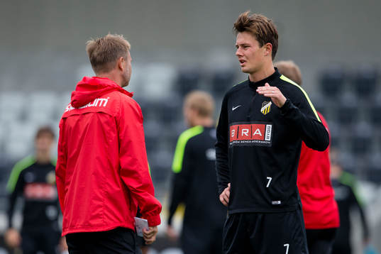 Häckens tränare Peter Gerhardsson pratar med Niels