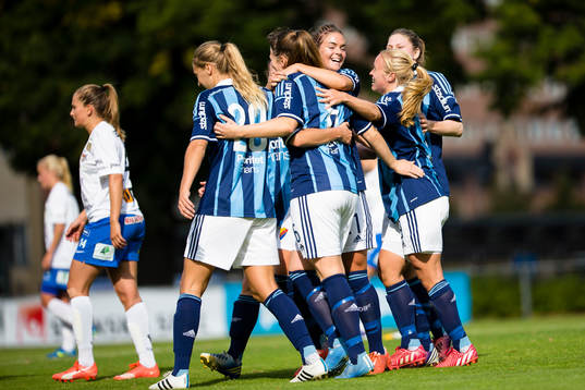 Djurgårdens spelare gratulerar en glad 2-0 målskytt