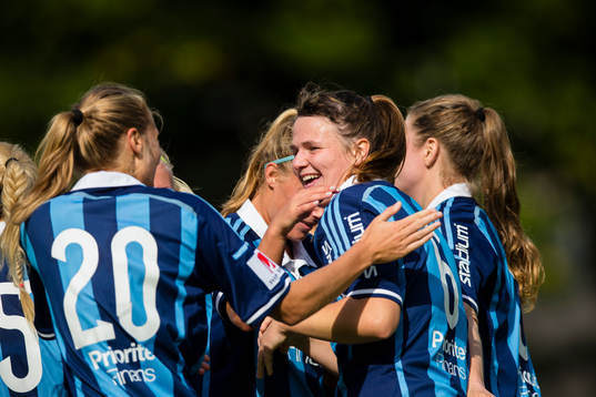 Djurgårdens spelare gratulerar en glad 2-0 målskytt
