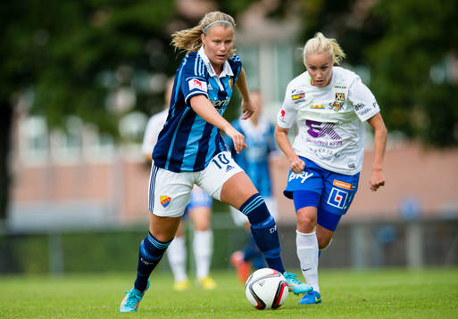 Djurgårdens Madeleine Stegius jagas av Sunnanås Annika