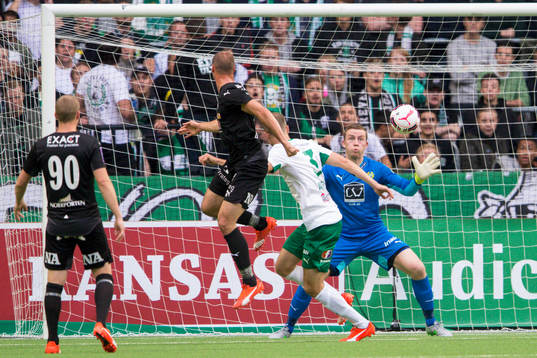 Örebros Pär Eriksson gör 1-1 bakom Hammarbys målvakt