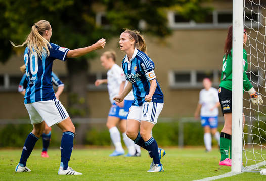 Djurgårdens Alexandra Höglund (h) gör 1-0 och gratuleras