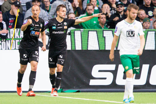 Örebros Hjörtur Logi Valgardsson och Pär Eriksson jublar