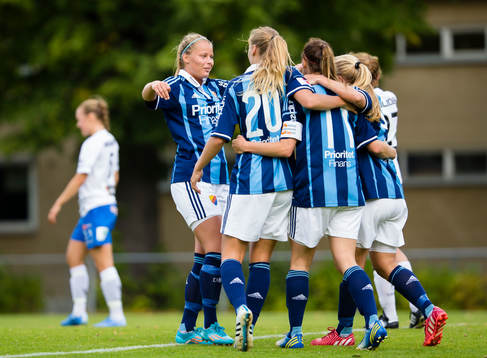 Djurgårdens Alexandra Höglund gör 1-0 och gratuleras av