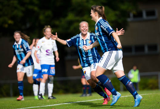 Djurgårdens Mia Jalkerud ser glad ut och firar 2-0 målet