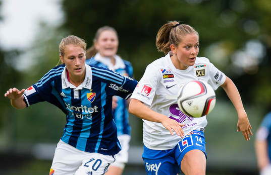 Sunnanås Sandra Betschart jagas av Djurgårdens Matilda