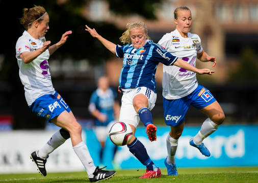 Djurgårdens Mia Jalkerud i kamp om bollen med Sunnanås