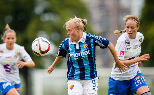 Djurgårdens Mia Jalkerud jagas av Sunnanås Alexandra