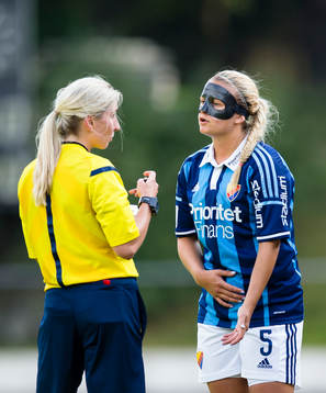 Djurgårdens Elin Borg diskuterar med Domare Sandra Werner