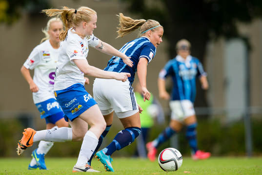 Djurgårdens Madeleine Stegius i kamp om bollen med